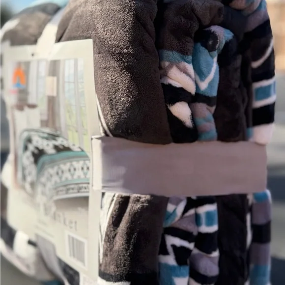 Geometric New Flannel soft king size blanket Aztec print Black White Gray - Picture 3 of 3